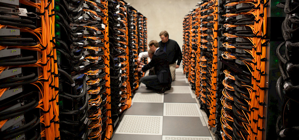 In Distributed Systems werden Daten auf vielen verschiedenen Rechnern horizontal verteilt