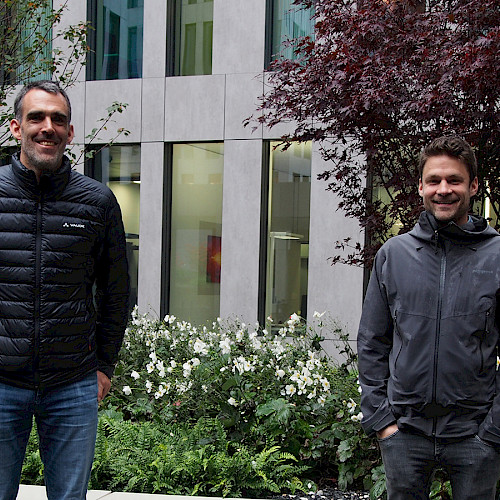 Markus Hartinger und Markus Mitterer vor dem jambit Büro