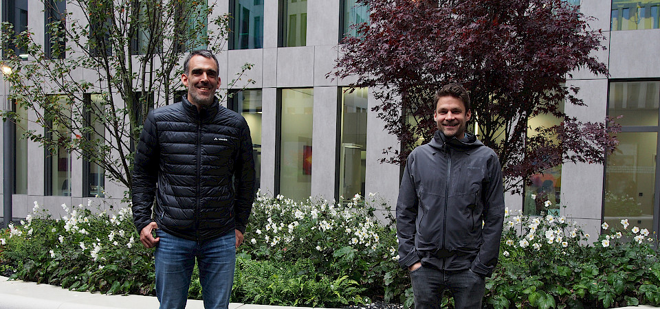 Markus Hartinger und Markus Mitterer vor dem jambit Büro