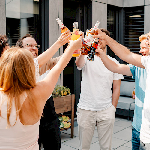 jambitess beim Anstoßen auf Dachterrasse im Münchner jambit Büro