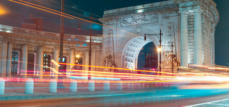 Autolichter bei Nacht in der Stadt