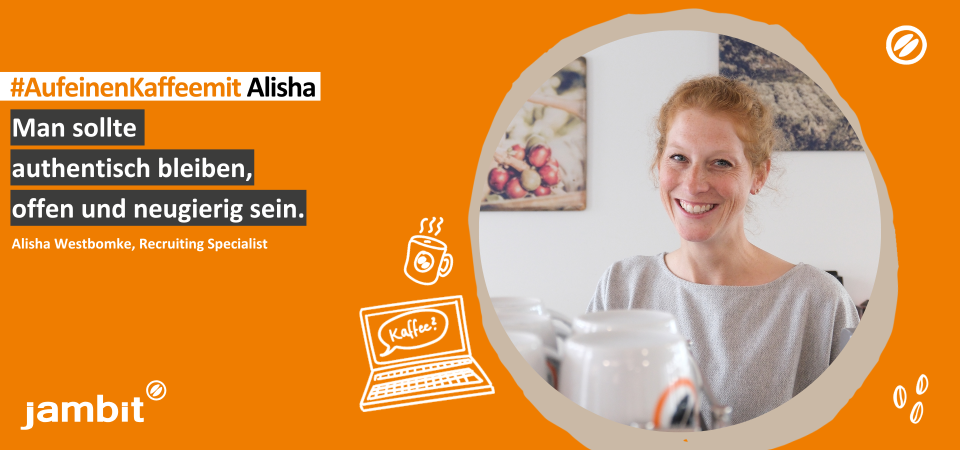 Portraitfoto von Alisha Westbomke mit dem Zitat: ‚Man sollte authentisch bleiben, offen und neugierig sein.‘ – Teil der jambit-Reihe #AufeinenKaffeemit‘.