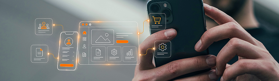 Person nutzt eine Customer App auf dem Smartphone, ergänzt durch ein digitales Interface für Self-Service-Portale und vernetzte Services.